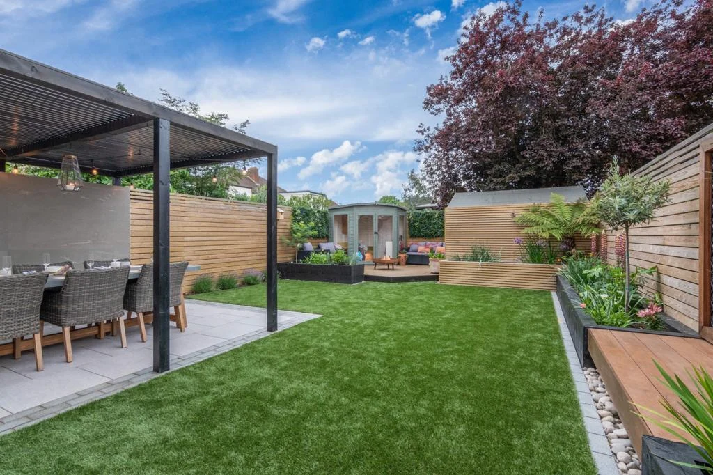 artificial-grass-for-dining-area